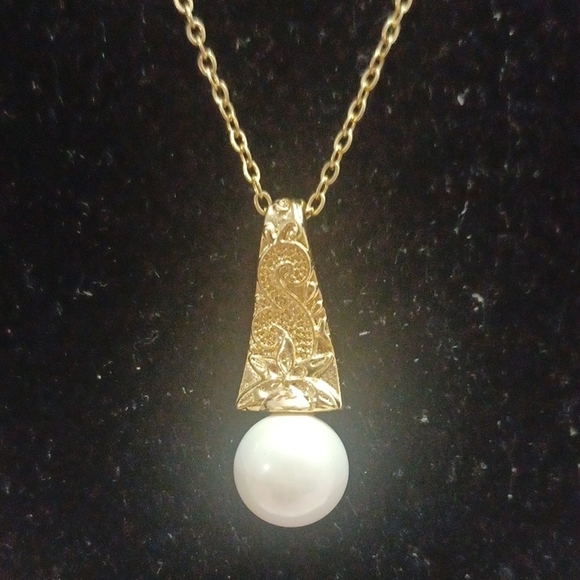 Elegant Gold Pendant Necklace with Pearl - Picture 2 of 5